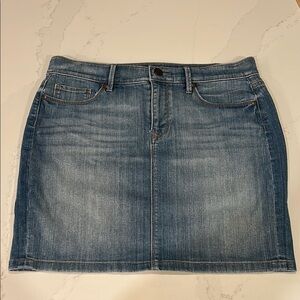 Loft Ann Taylor Blue Denim Mini Skirt Medium/light wash Size 8P 29
